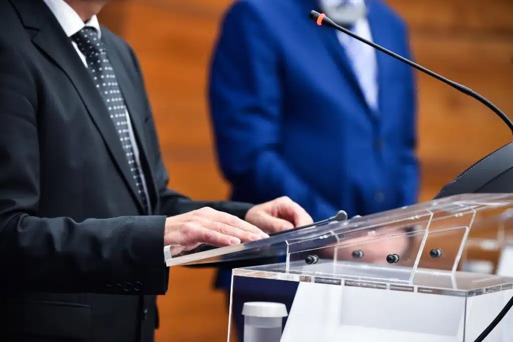 Politieke toespraak in Friesland met focus op sprekers aan de microfoon