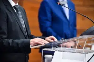 Politieke toespraak in Friesland met focus op sprekers aan de microfoon