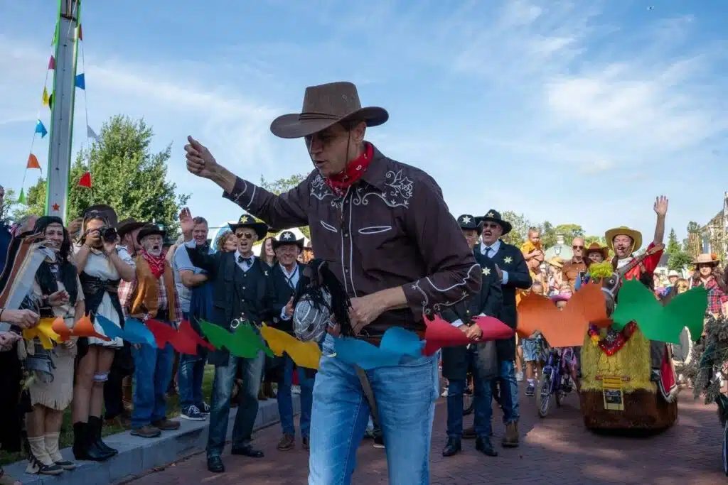 Afscheid van wethouder Heerenveen tijdens feestelijke opening centrum Akkrum in country-stijl